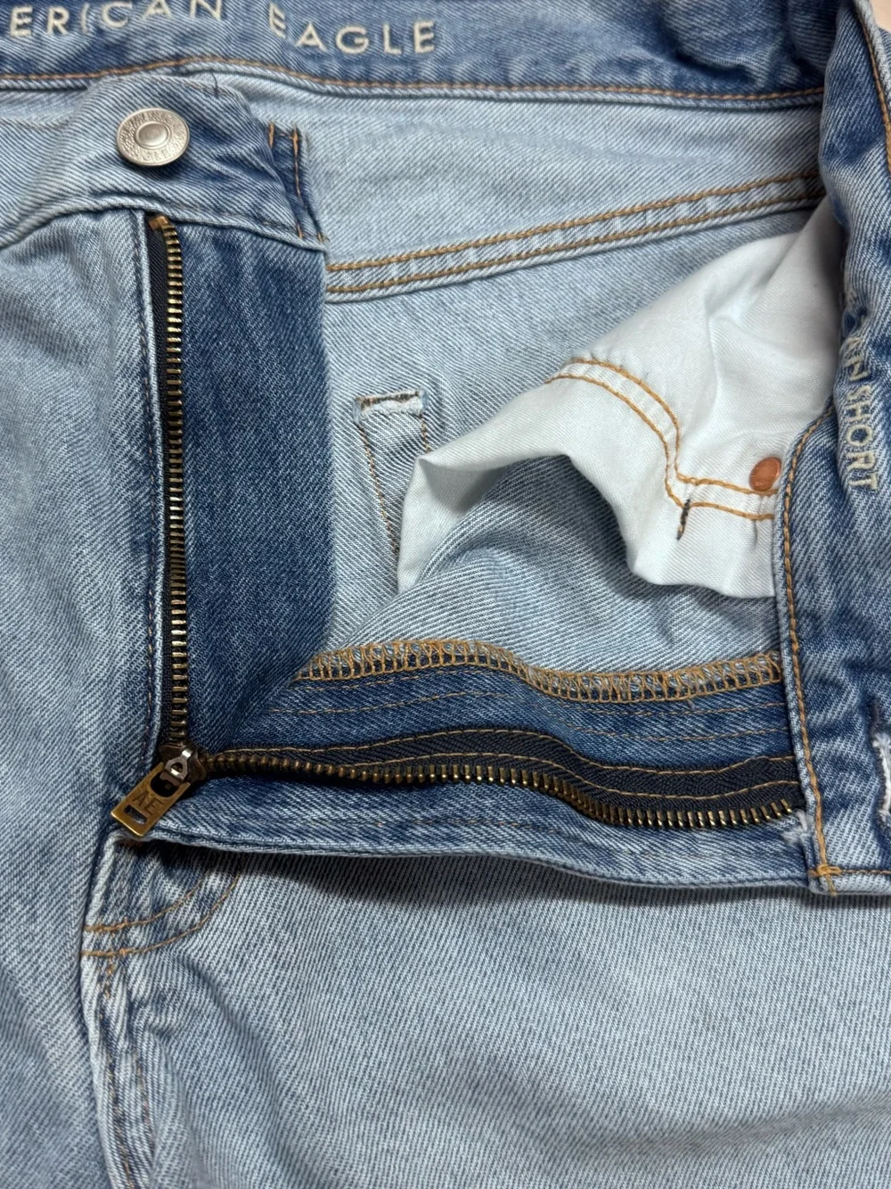 American Eagle Loose Jean Shorts Light Wash Distressed Denim Size 33 - Picture 6 of 16